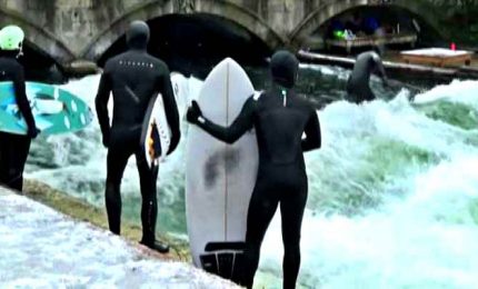 A Monaco di Baviera surf da brividi sull'onda dell'Eisbach