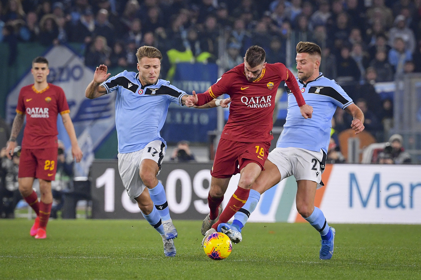 Serie A, la Lazio demolisce la Roma: 3-0 nel derby