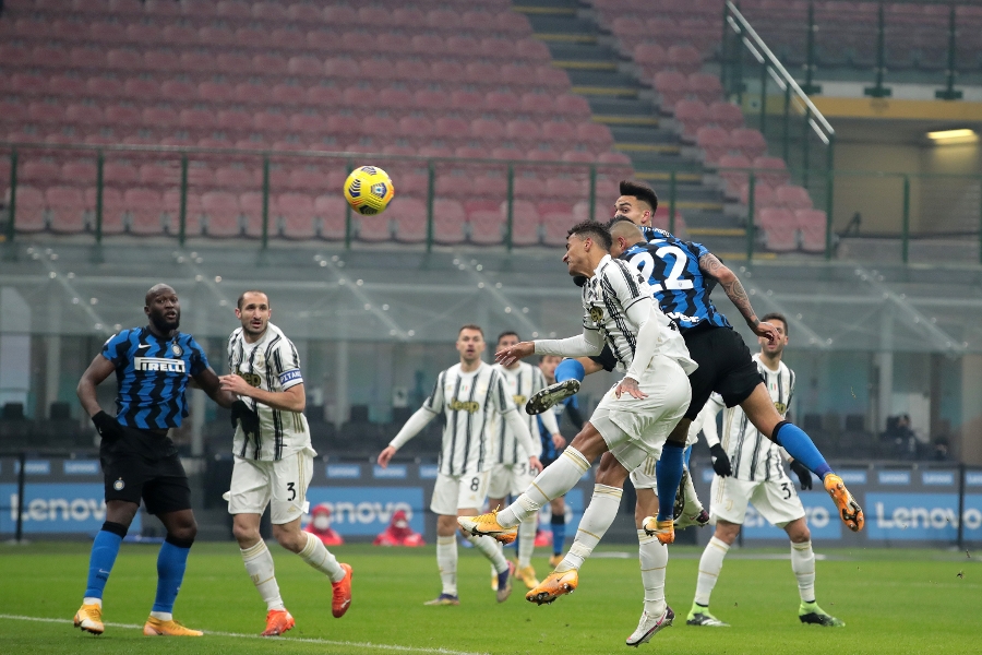 Inter-Juventus 2-0, Conte aggancia il Milan in vetta