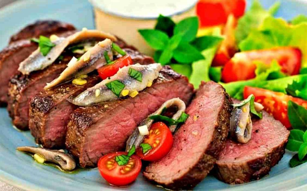 Arrosto di manzo alle acciughe e pomodoro