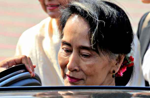 Aung San Suu Kyi condannata a 4 anni di carcere