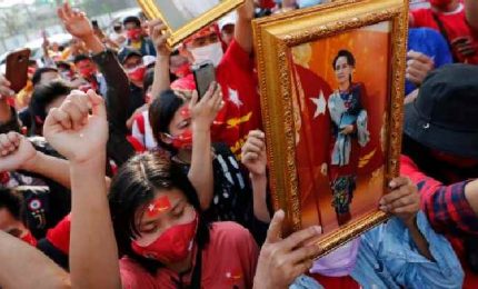 Myanmar, proteste dei cittadini contro il colpo di stato militare