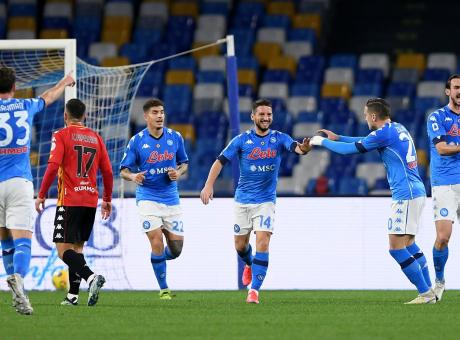 Napoli-Benevento 2-0, Mertens e Politano regalano la vittoria