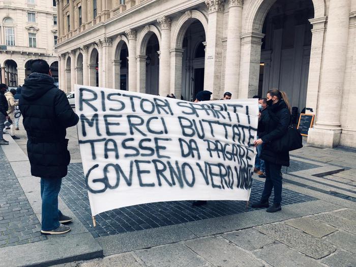 A Genova 500 persone in piazza contro le chiusure