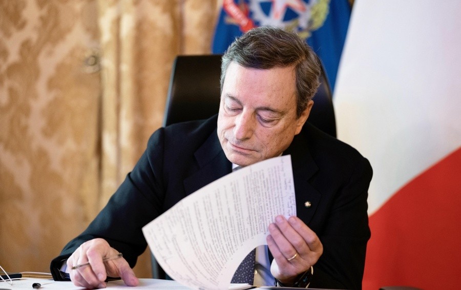 Draghi firma nuovo Dpcm: in zona rossa chiuse scuole e parrucchieri