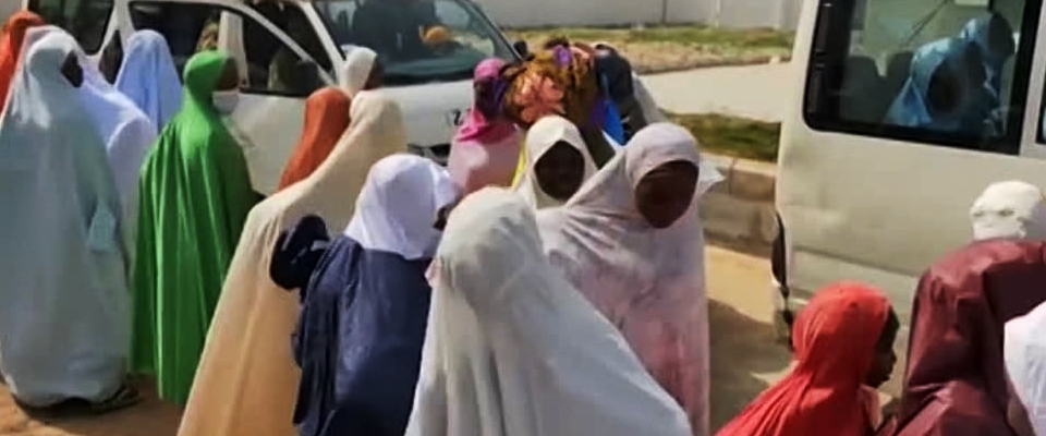 Nigeria, il ritorno a casa delle 279 studentesse rapite a scuola