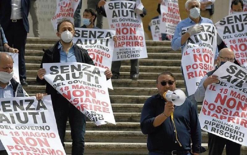 Altra stretta anti Covid e riparte la protesta. L’Italia stremata batte cassa