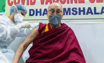 Il Dalai Lama si vaccina contro il Covid-19