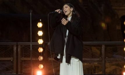 Elisa canta al Colosseo vuoto: il grido contro la guerra in Siria