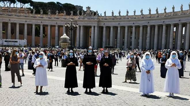 A San Pietro l’ultimo Angelus prima del lockdown: “Che peccato”