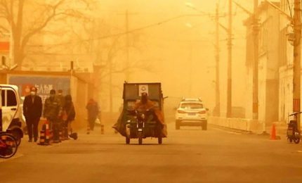 Tempesta di sabbia e inquinamento: Pechino diventa "gialla"
