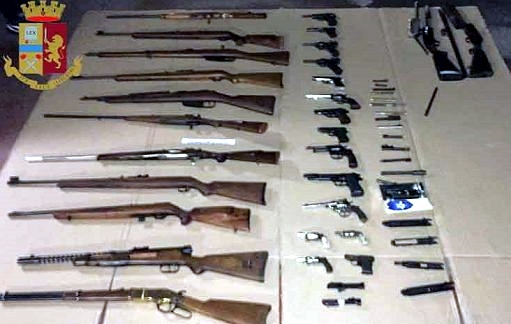 Pregiudicato 61enne arrestato nel Milanese con 60 armi da fuoco