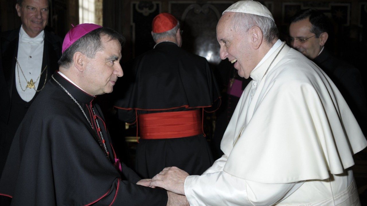 Papa a sorpresa da Becciu, “gesto di paternità” prima di Pasqua