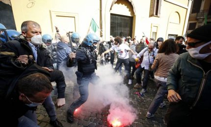 A Roma la protesta contro le chiusure, tra petardi e fumogeni
