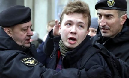 Bielorussia, attivista arrestato dopo dirottamento volo. Ira dell'Europa