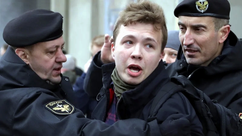 Bielorussia, attivista arrestato dopo dirottamento volo. Ira dell’Europa