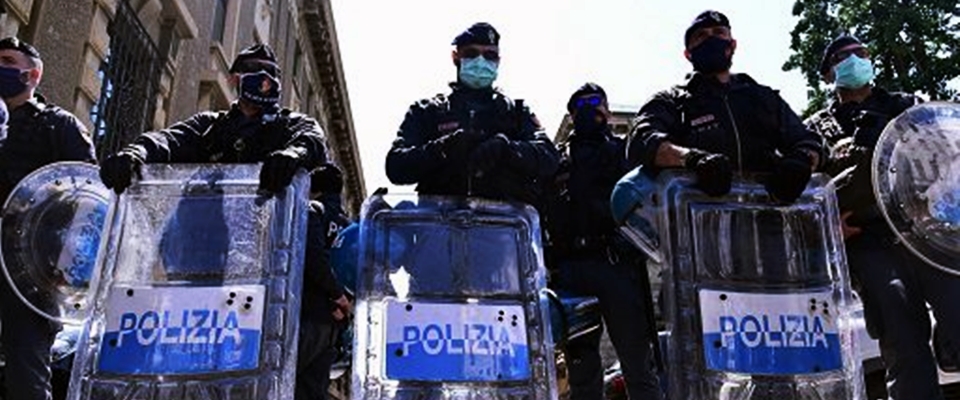 Presidio no-ddl Zan a Milano, polizia blocca alcuni contestatori