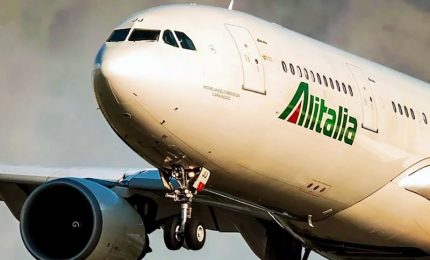 Alitalia mangiasoldi, niente stipendi e compagnia a rischio. I commissari: "La situazione è molto critica"