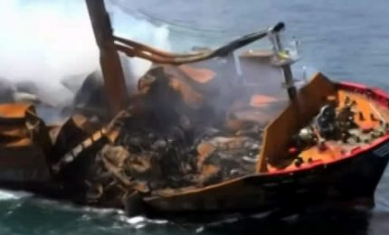 Disastro ambientale in Sri Lanka: cargo a fuoco sta per affondare