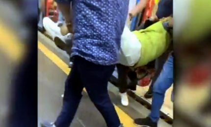 Milano, non mette mascherina in metro: allontanata di peso dai vigilantes