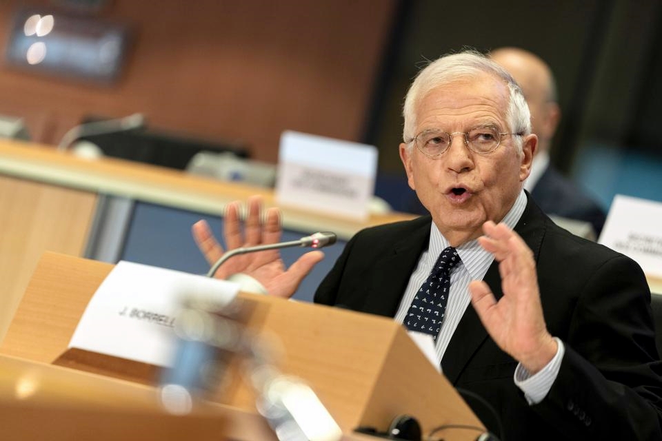 Borrell: l’Europa riduca i consumi di gas e attui una difesa comune