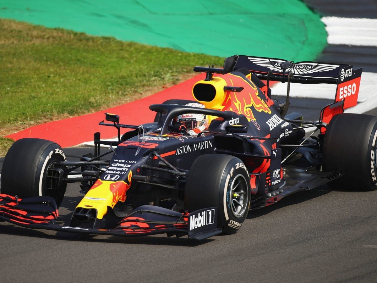 Verstappen vince con un sorpasso al penultimo giro. Male Ferrari