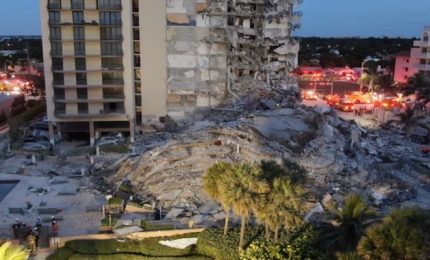 Crolla un edificio di 12 piani a Miami, diverse vittime