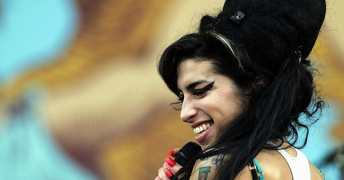 Dieci anni fa moriva Amy Winehouse, unica e complessa