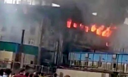 Bangladesh, una fabbrica in fiamme: almeno 52 morti