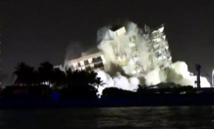 Miami, demolito il resto del palazzo parzialmente crollato