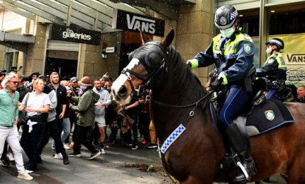 Covid, rivolte a Sydney e altre città contro il lockdown: arresti