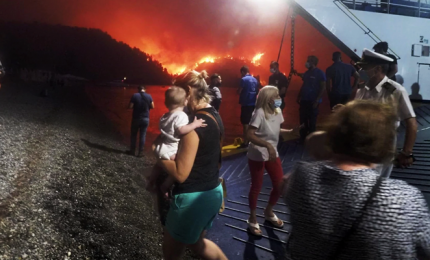 Grecia, turisti in fuga dalle fiamme sull'isola di Evia