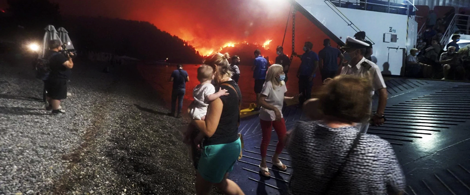 Grecia, turisti in fuga dalle fiamme sull’isola di Evia