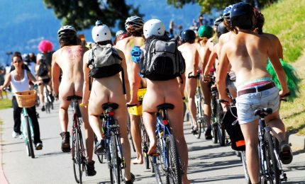 Ad Amsterdam la parata dei ciclo-nudisti: così le auto ci notano