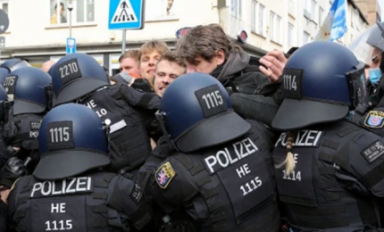 Scontri e fermi a Berlino nelle manifestazioni anti-lockdown
