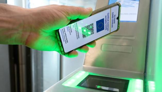 Si spinge a tutto gas sulla terza dose. Il pasticcio del Green pass