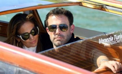 Venezia, arrivano Jennifer Lopez e Ben Affleck. Fan in delirio