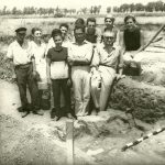 L'archeologo Pietro Guzzo, terzo da dx in seconda fila, scavi nel sito etrusco di Pyrgi (anni 50)