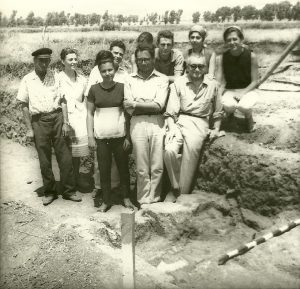 L'archeologo Pietro Guzzo, terzo da dx in seconda fila, scavi nel sito etrusco di Pyrgi (anni 50)