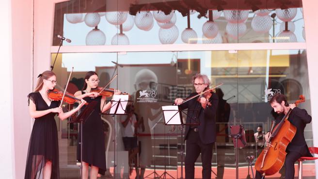Venezia si ferma per il toccante omaggio musicale a Ezio Bosso
