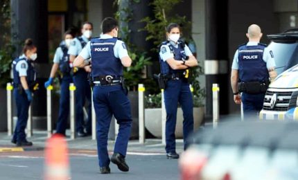 Nuova Zelanda, attacco terroristico al supermercato: sei feriti. Ucciso aggressore