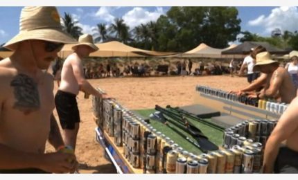 Australia, la pazza regata con barche fatte di lattine di birra