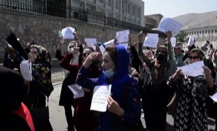 A Kabul la protesta delle donne in piazza contro i talebani