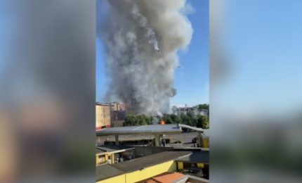 Incendio a Milano, agli atti nuovi video: il fumo e poi la torcia