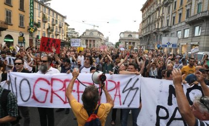 No vax sfondano cordone polizia, scontri a Milano
