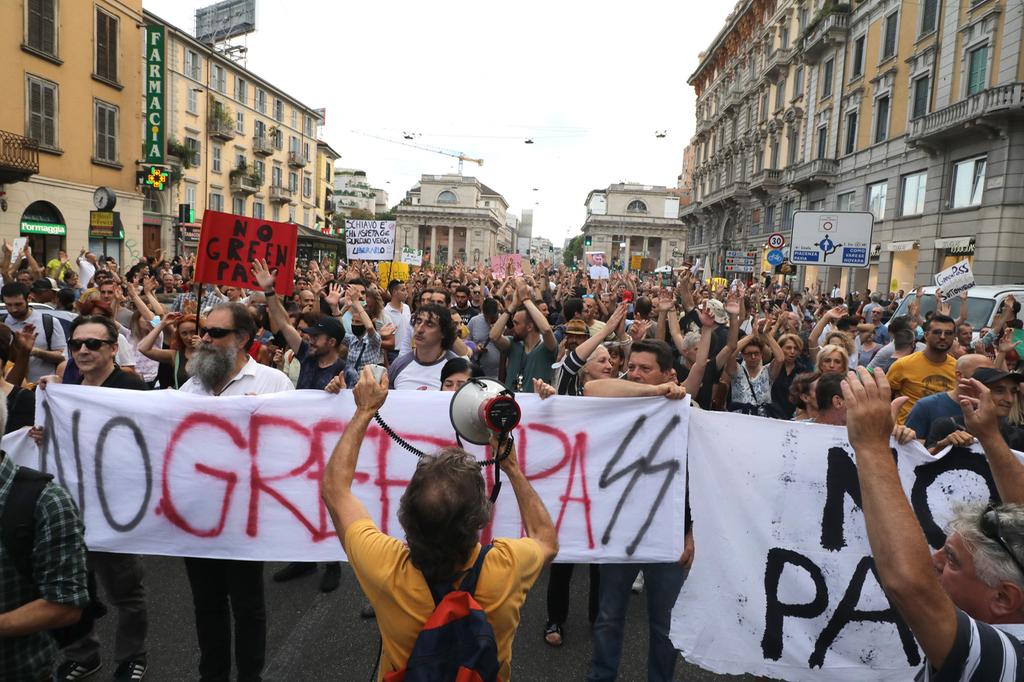 No vax sfondano cordone polizia, scontri a Milano