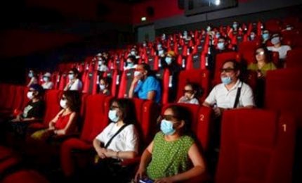 Misure anti Covid-19, Cts: stadi al 75% e cinema-teatri all'80% al chiuso