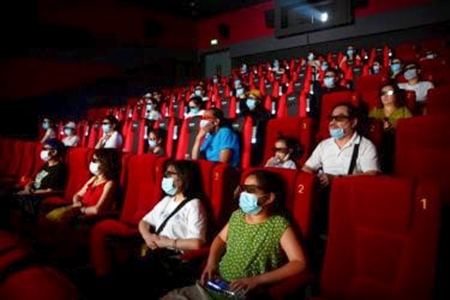 Misure anti Covid-19, Cts: stadi al 75% e cinema-teatri all’80% al chiuso