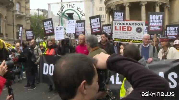 A Londra sostenitori di Assange protestano contro estradizione