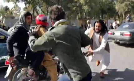A Kabul giornalisti picchiati per non riprendere protesta donne